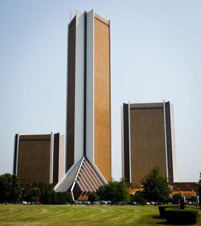 luusssso's tweet image. Some of best mid century modern architecture in the U.S. is at small, Pentecostal university in Tulsa