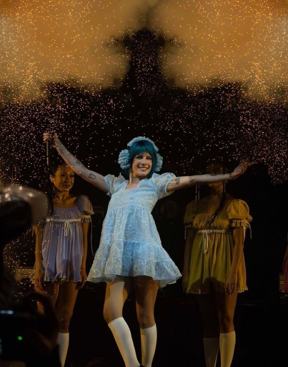 Ik ga speciaal voor Halsey dr show in Amsterdam een nieuwe telefoon halen lol