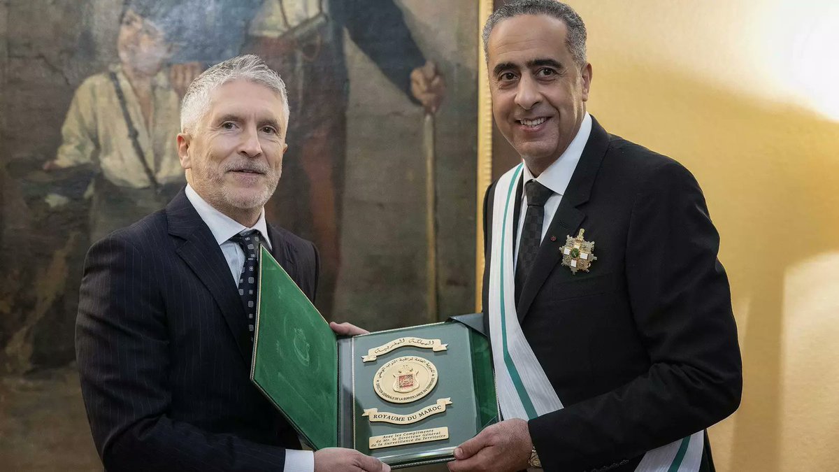 Surrealismo puro
Grande-Marlaska concede la Gran Cruz de la Guardia Civil al jefe de los servicios secretos de Marruecos Abdellatif Hammouchi, el máximo responsable de las operaciones de espionaje marroquí con el software Pegasus para espiar al gobierno.
europasur.es/espana/grande-…