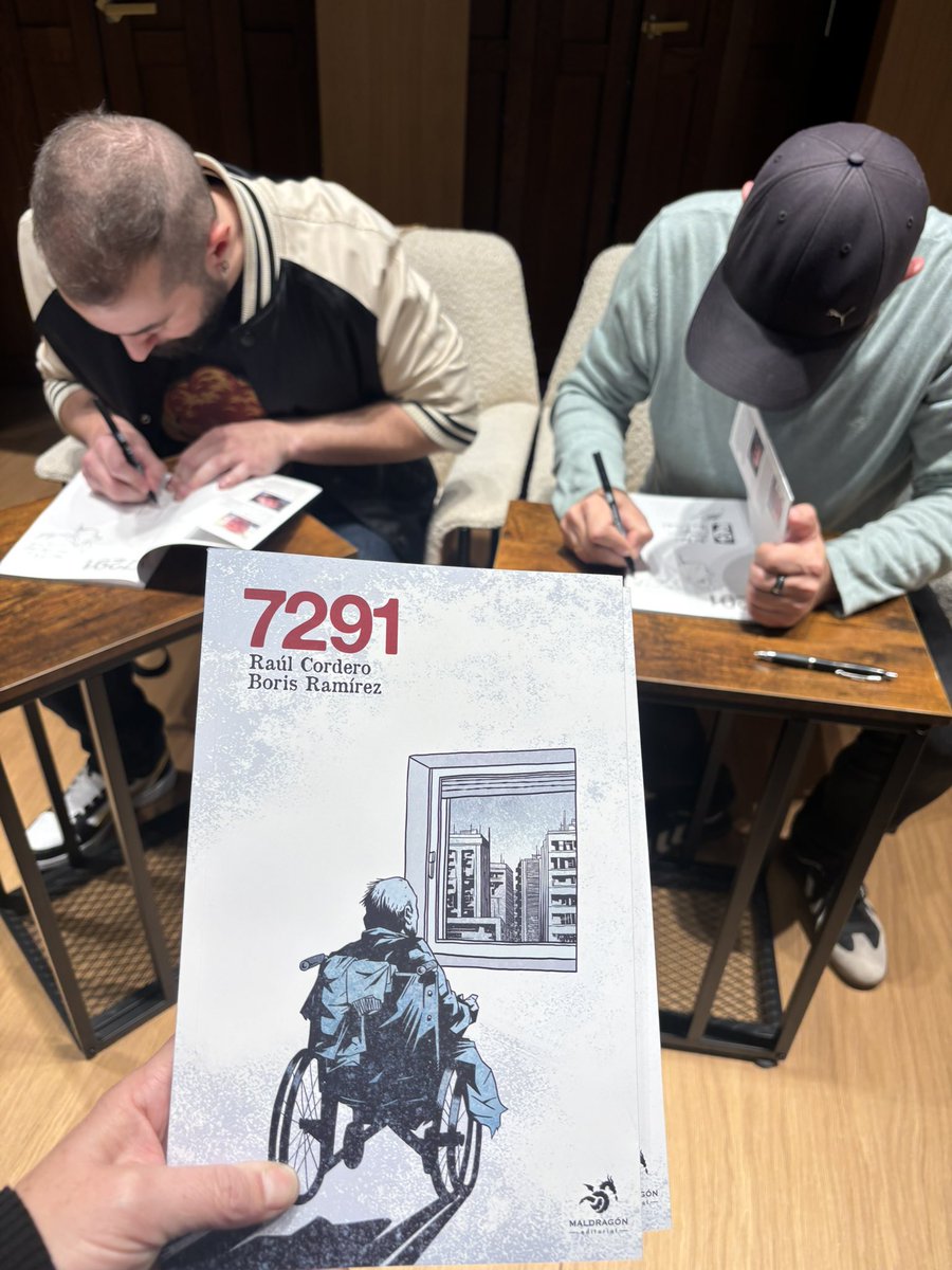 EscalanteMarisa's tweet photo. En el #DíaDeLasLibrerías, celebramos los libros que cuentan lo que el Gobierno de Ayuso quiere borrar. Presentación del cómic 7291 de @BorixComix y @RaulMaldragon junto a Verdad y Justicia y Marea de Residencias, recordamos a quienes murieron abandonados en las residencias. https://t.co/K5reFG0rsL