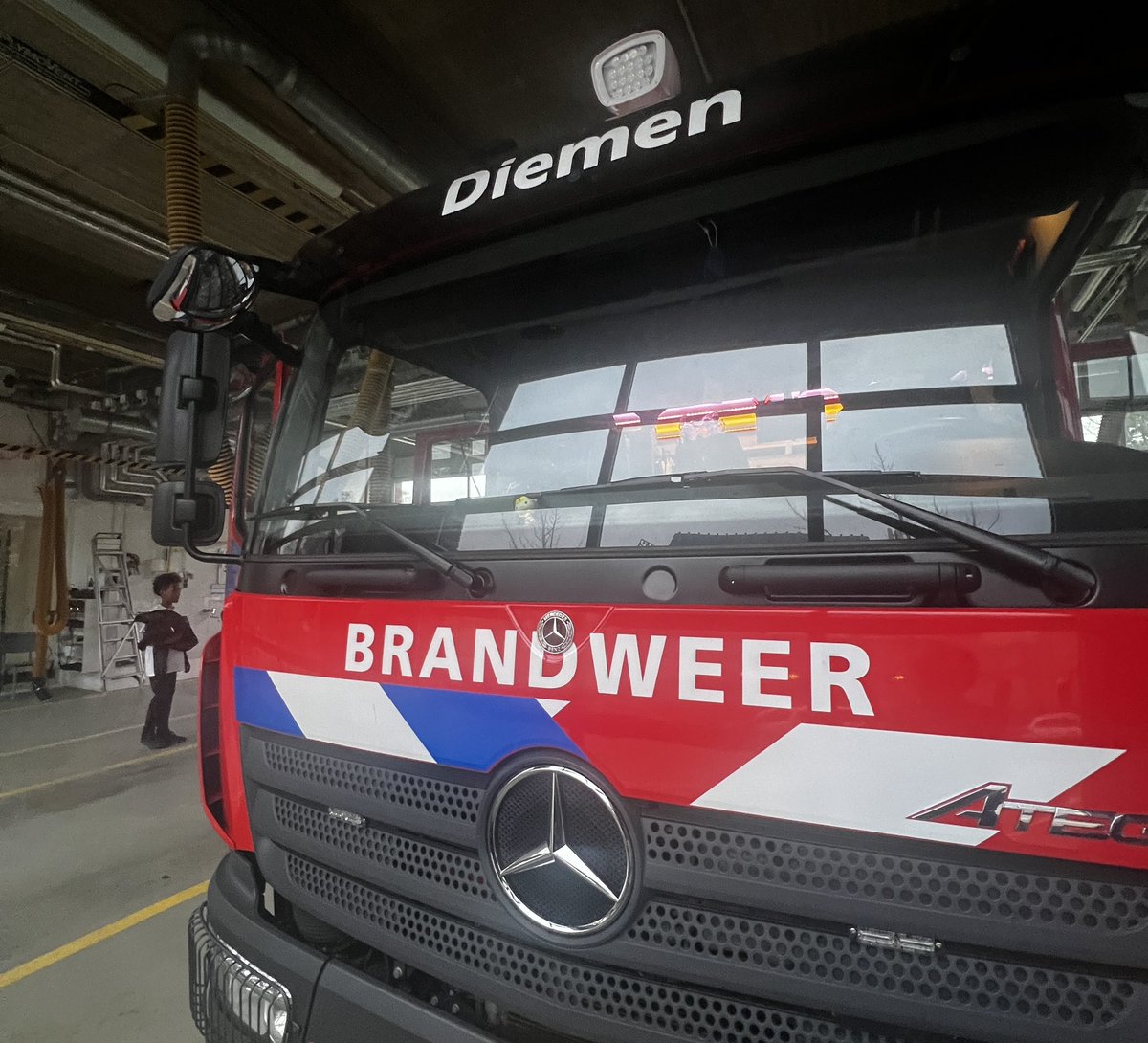 Vanmiddag met de kinderraad een bezoek gebracht aan de brandweerkazerne in Diemen. De kinderen werden voorgelicht over het belangrijke werk en natuurlijk was er veel aandacht voor de tankautospuit.