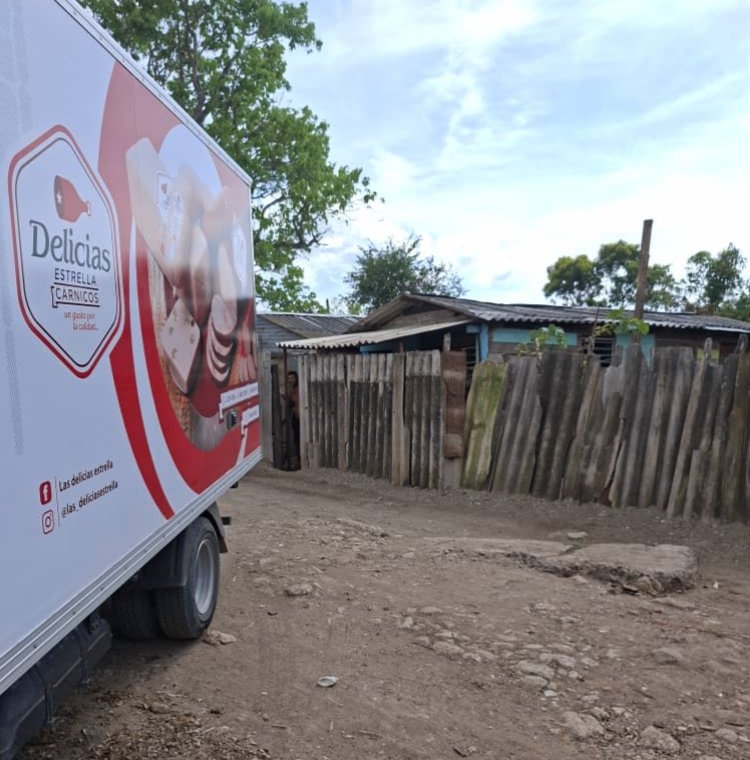 Hasta los mismos hogares de algunos afectados por el huracán "Melissa" en comunidades de El Caney, Santiago de Cuba, llegó -en coordinación con los #CDRCuba- la solidaridad del Proyecto de Desarrollo Local  "Delicias de La Lisa" y Mipyme "Delicias Estrellas". #Cuba  #FuerzaCuba