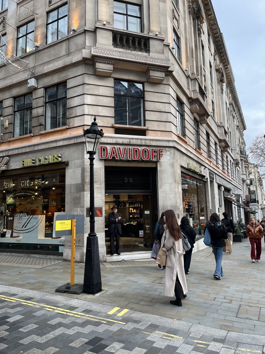 Понравилось много людей одеты прилично и со вкусом! Заметил мода на кашемировые длинные польтА не проходит! Разные цвета и фасоны 😎👍👍👍