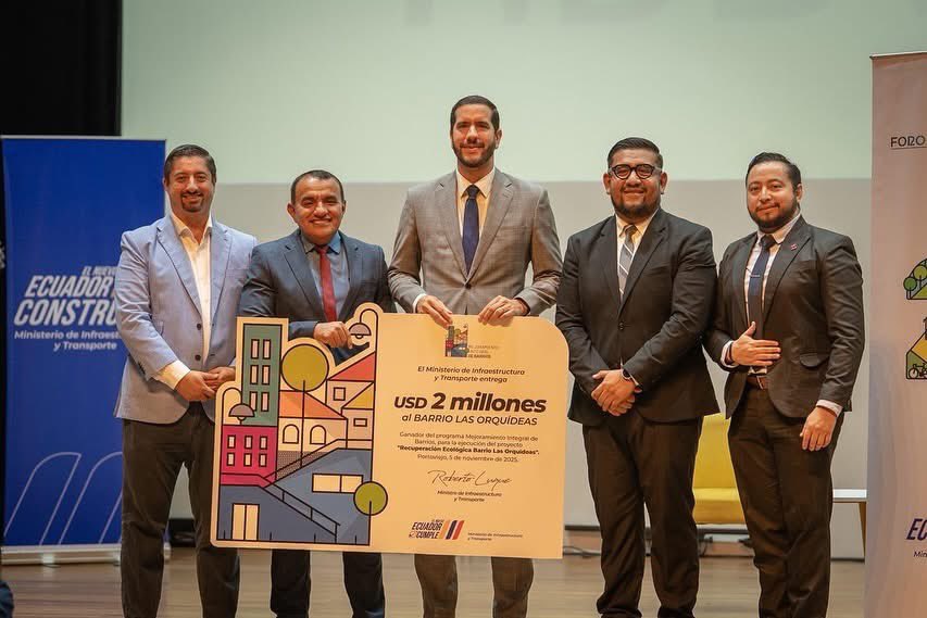 Acompañé a <a href="/Javier_PincayS/">Javier Pincay</a> en Cuenca al Foro Urbano Nacional “Creando Ciudades para la Gente”: compartimos visión y ponencias top en gestión y sostenibilidad.