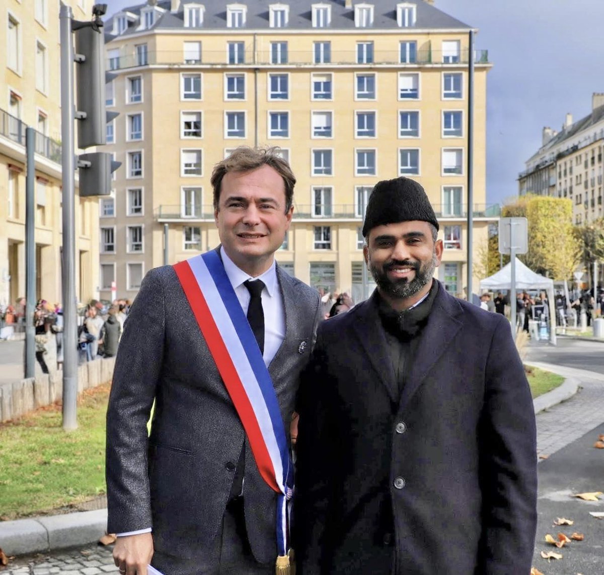 umarjoya90's tweet photo. 🇫🇷 Jour de Commémoration Nationale – 11 Novembre. 
Aujourd’hui, les membres de l’Association Musulmane Ahmadiyya ont participé aux cérémonies du #11Novembre à travers la France.
Unis pour honorer la mémoire, prier pour la paix et rencontrer les représentants locaux. 
#Ahmadiyya https://t.co/V5lkREJLrQ