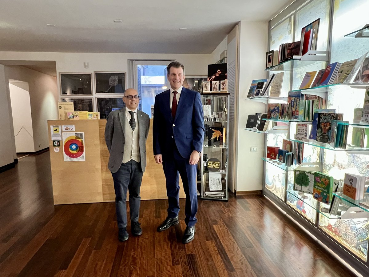 ambasciatasvizz's tweet image. La nostra panchina, realizzata in Svizzera con materiali riciclati, trova ora casa al Museo Civico di Palazzo della Penna di #Perugia. Un simbolo concreto di dialogo e collaborazione tra🇨🇭Svizzera e🇮🇹Italia nell’ambito del progetto #InCamminoConLaSvizzera.