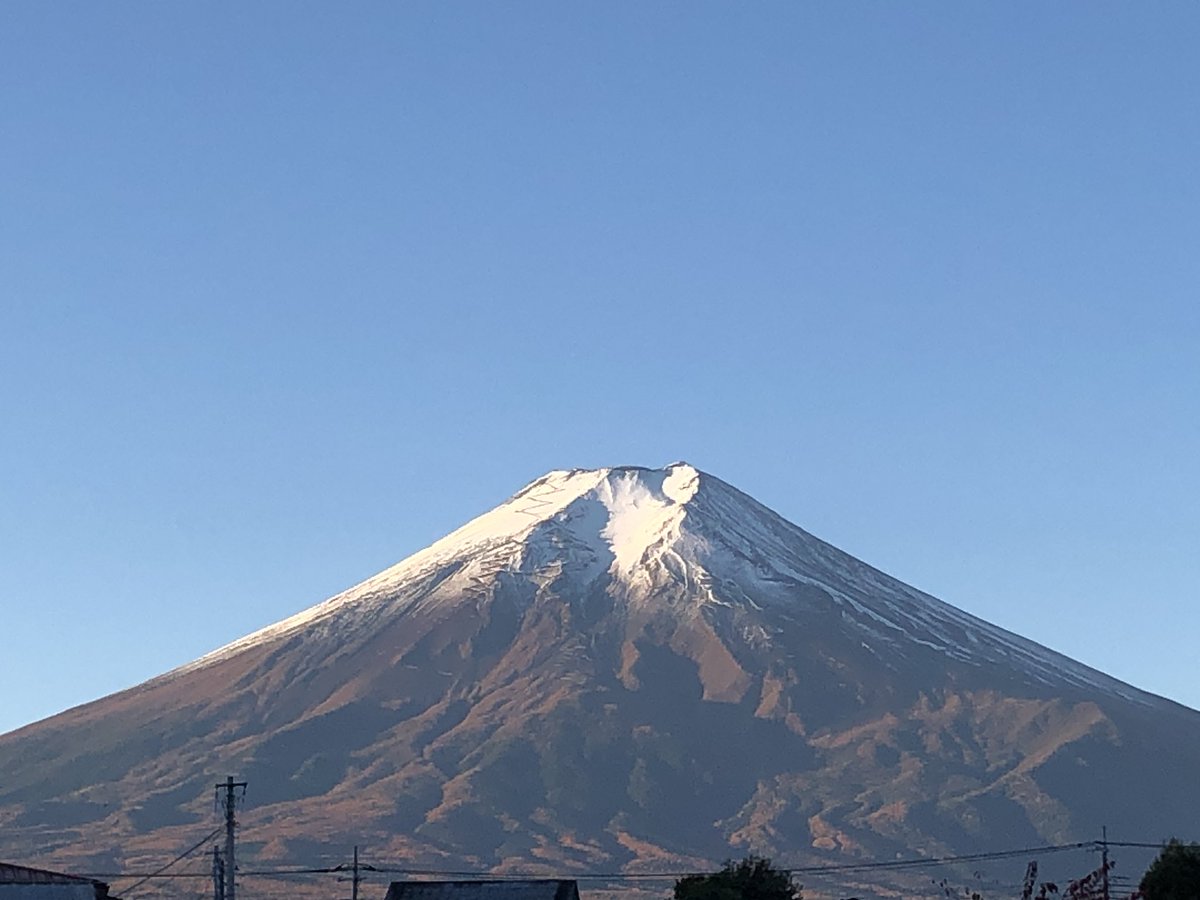 2023_ipW's tweet image. #富士山　#富士吉田市 
おはようございます。今朝はよく晴れています。富士山は朝日で赤富士っぽくなっています。もうこんな感じでしょうか。