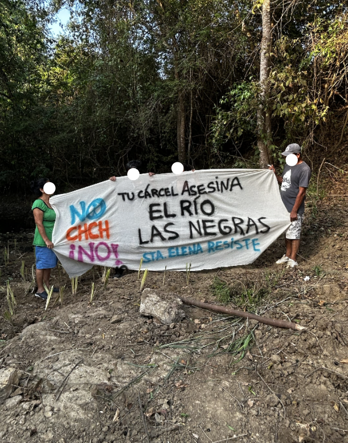NOchchNO's tweet photo. Tan segura es tu cárcel de "máxima seguridad", que llegamos nosotros a tomar fotos y videos, hace unos días, ahí, a unos pocos metros...

Jugando a Rambo trucho no nos van a dar seguridad.
Ya es hora de parar tanto show y tanta lámpara, y portarse como adulto funcional, Daniel.

#NOchchNO , por mentiroso.