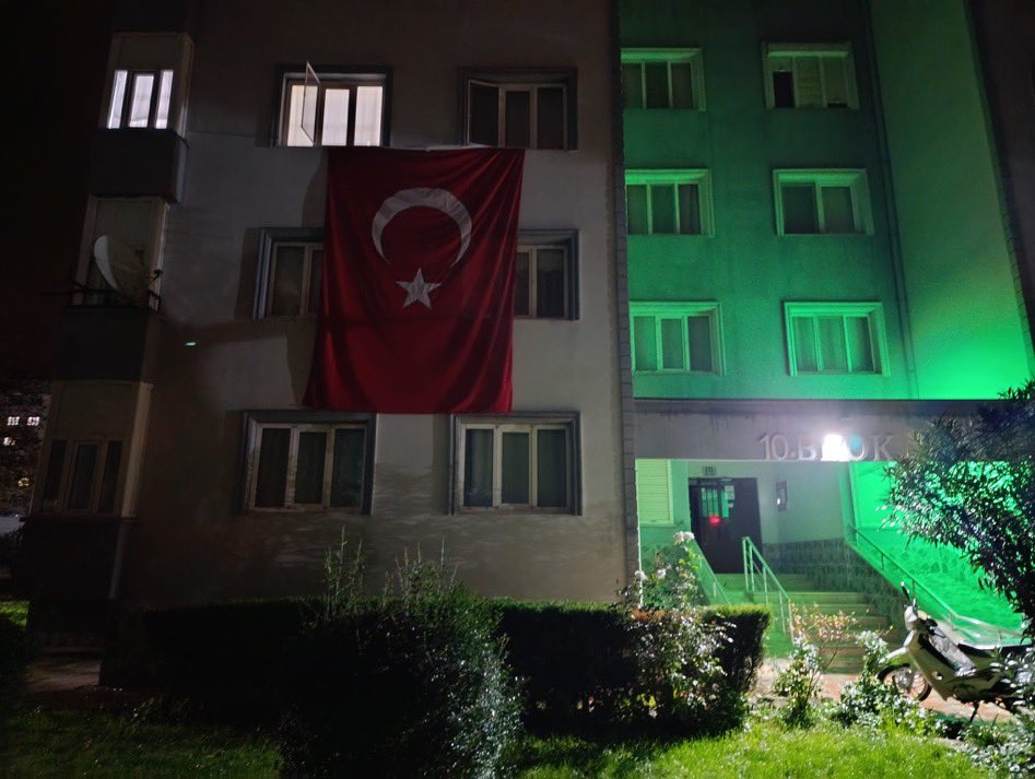 Gürcistan'da düşen uçakta şehit olan Hava Pilot Binbaşı Serdar Uslu'nun baba ocağına Türk Bayrağı asıldı. 🇹🇷