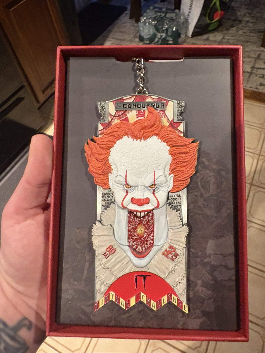 Trilsettum's tweet image. Did a Virtual Marathon Challenge for IT, just got my medal! But also fuck you UniUni, your driver chucked it and dented the bottom of the box 😡 
#WelcomeToDerry #theconquerorchallenge