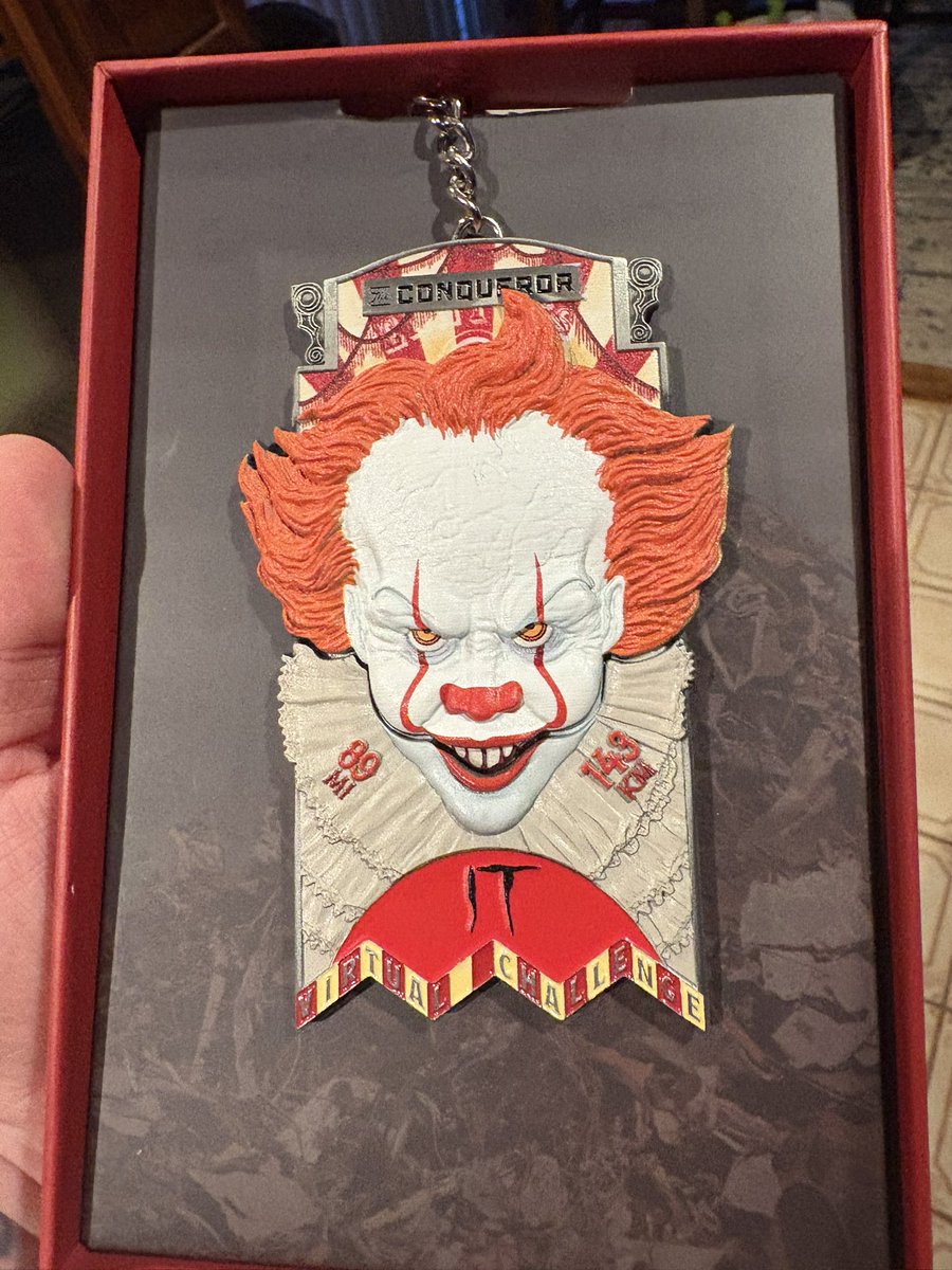 Trilsettum's tweet image. Did a Virtual Marathon Challenge for IT, just got my medal! But also fuck you UniUni, your driver chucked it and dented the bottom of the box 😡 
#WelcomeToDerry #theconquerorchallenge