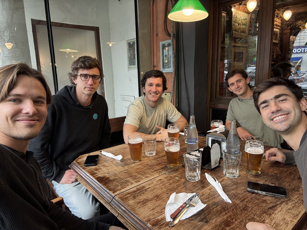 El equipo de <a href="/indash_io/">Indash</a> está distribuido por un experto en AI, dos desarrolladores full stack, una persona de marketing y otra de ventas. Cómo lo ven?