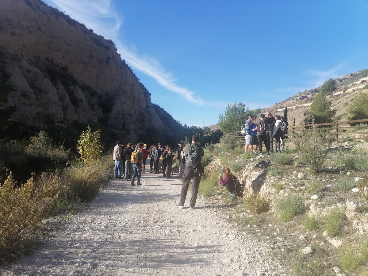 Edutilia's tweet image. Movilidad #ErasmusPlus en Petrer de la Přírodní škola. Recorrido por la Rambla de Puça y sus molinos hidráulicos antiguos. #IESAzorín @sepiegob