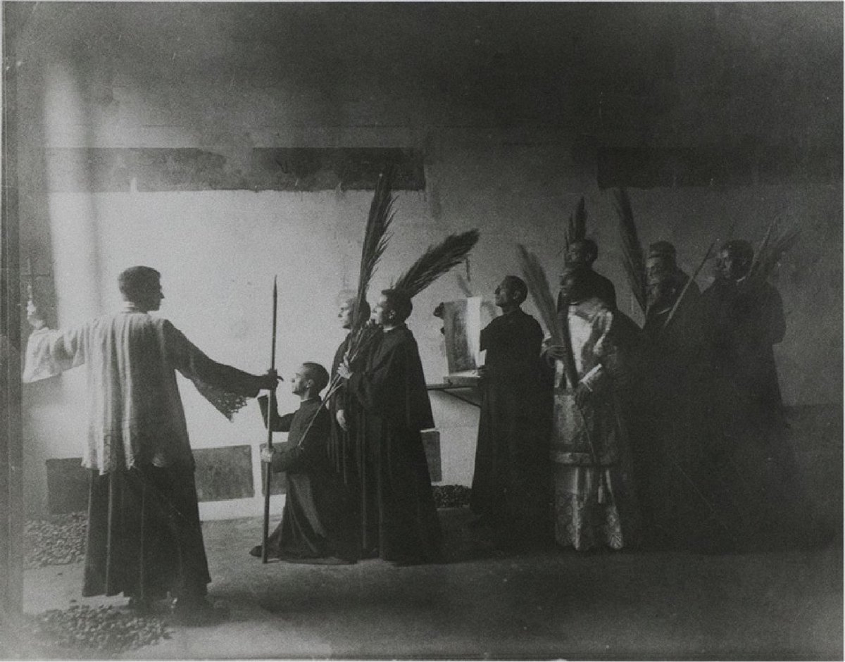 Grupo de jesuitas mexicanos posando como mártires para el mural «La glorificación Sagrada Familia» de Gonzalo Carrasco, Anónimo, ca. 1920.