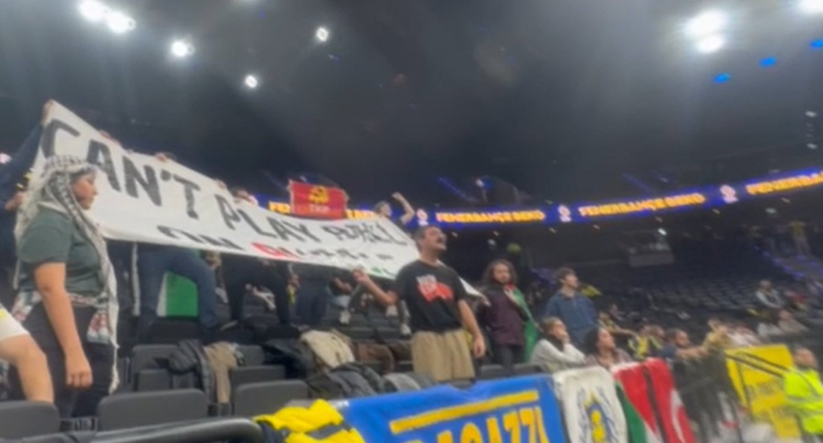 Bugün dostlarımızla birlikte, seyahat yasağı gerekçe gösterilerek, İstanbul yerine "tarafsız" bölgede oynanması kararlaştırılan Fenerbahçe - Maccabi Tel Aviv maçındaydık.  Tarafız! Enkazların üzerinde top oynayamazsınız! Yaşasın Filistin! #işgalcilerherzamankaybeder