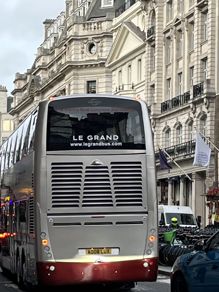 Вот такой бас курсирует на борту кухня бар столики на 2 х этажах интересно нигде не видел такое✌️