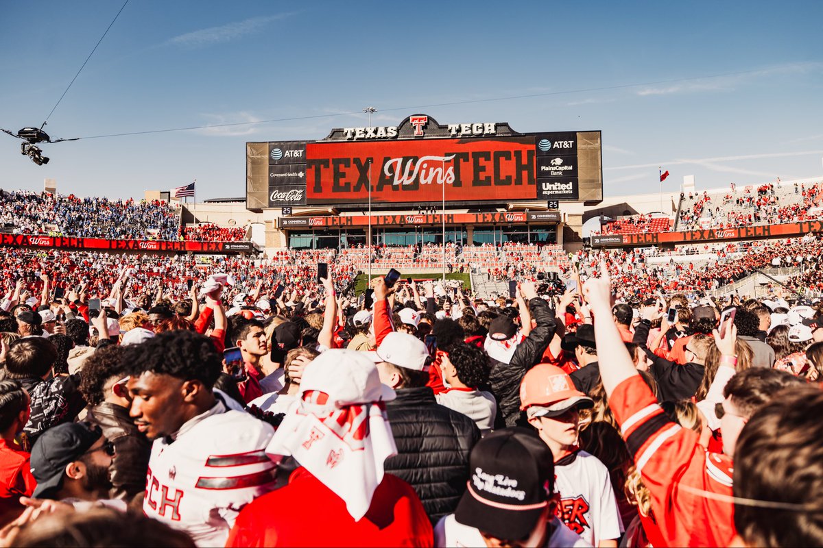 Growing up wanting to work in sports, I always dreamed of a week like this one 

Unreal energy, incredible people, and some damn good football (&amp; basketball because that also started this week) 

Beyond grateful to be a Red Raider ❤️👆🏽🤠