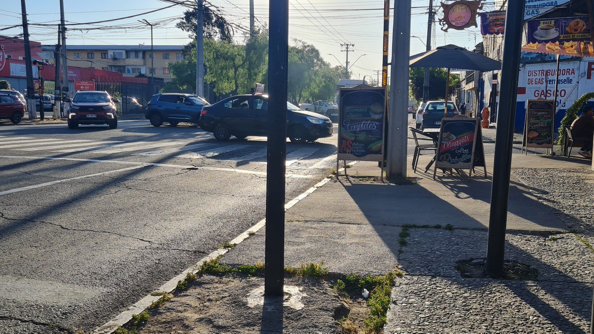 Carlos Valdovinos con Urzua, comuna de <a href="/PACmunicipio/">Muni. de Pedro Aguirre Cerda</a> paloma publicitaria de local de comida rapida, reviste peligro de muerte  para peatones...<a href="/luisastudillop/">Dr Luis Astudillo</a>