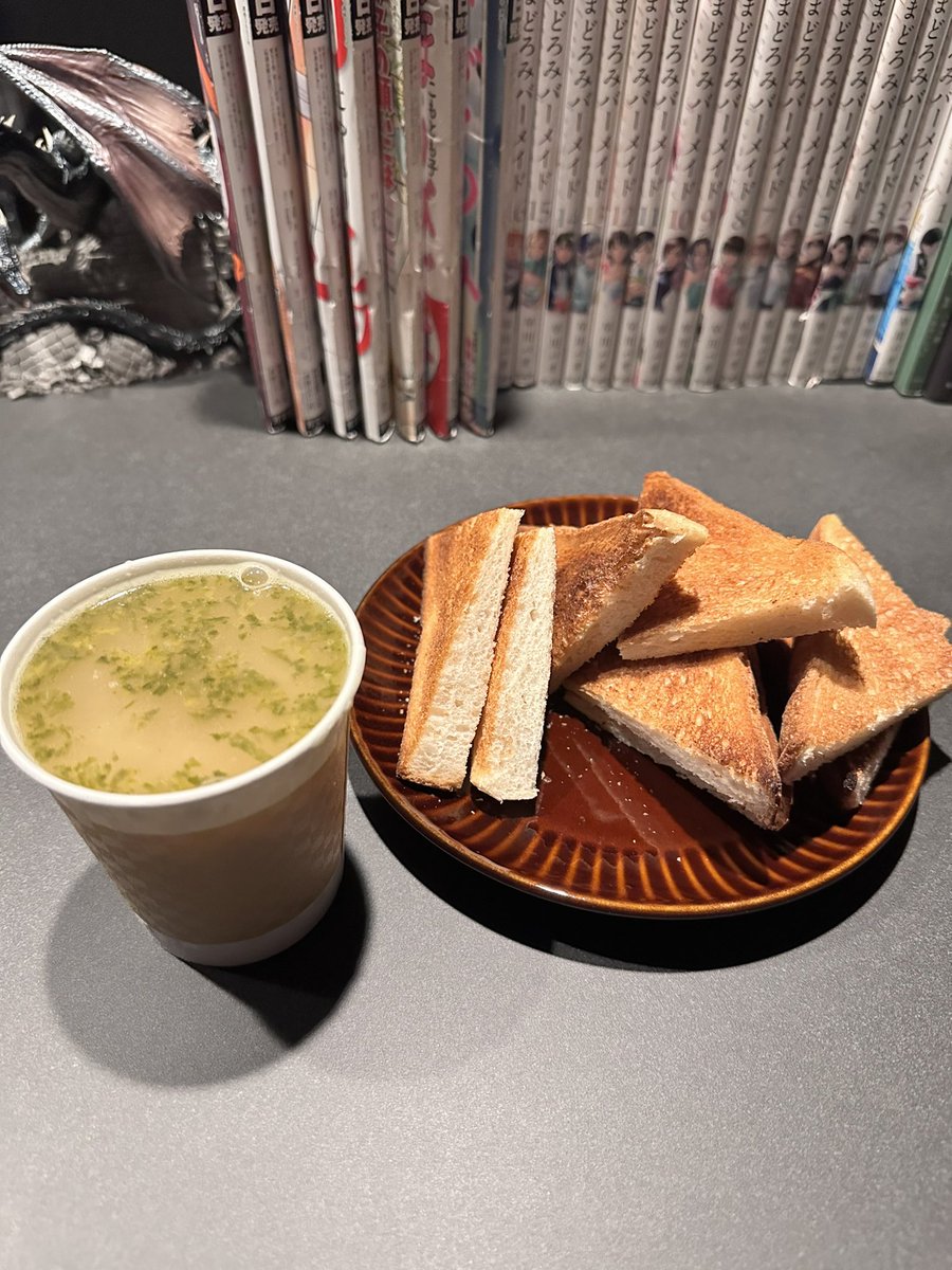 営業後に朝食みたいなの食べてます
カップはお通しで出してたカブとベーコンのスープ