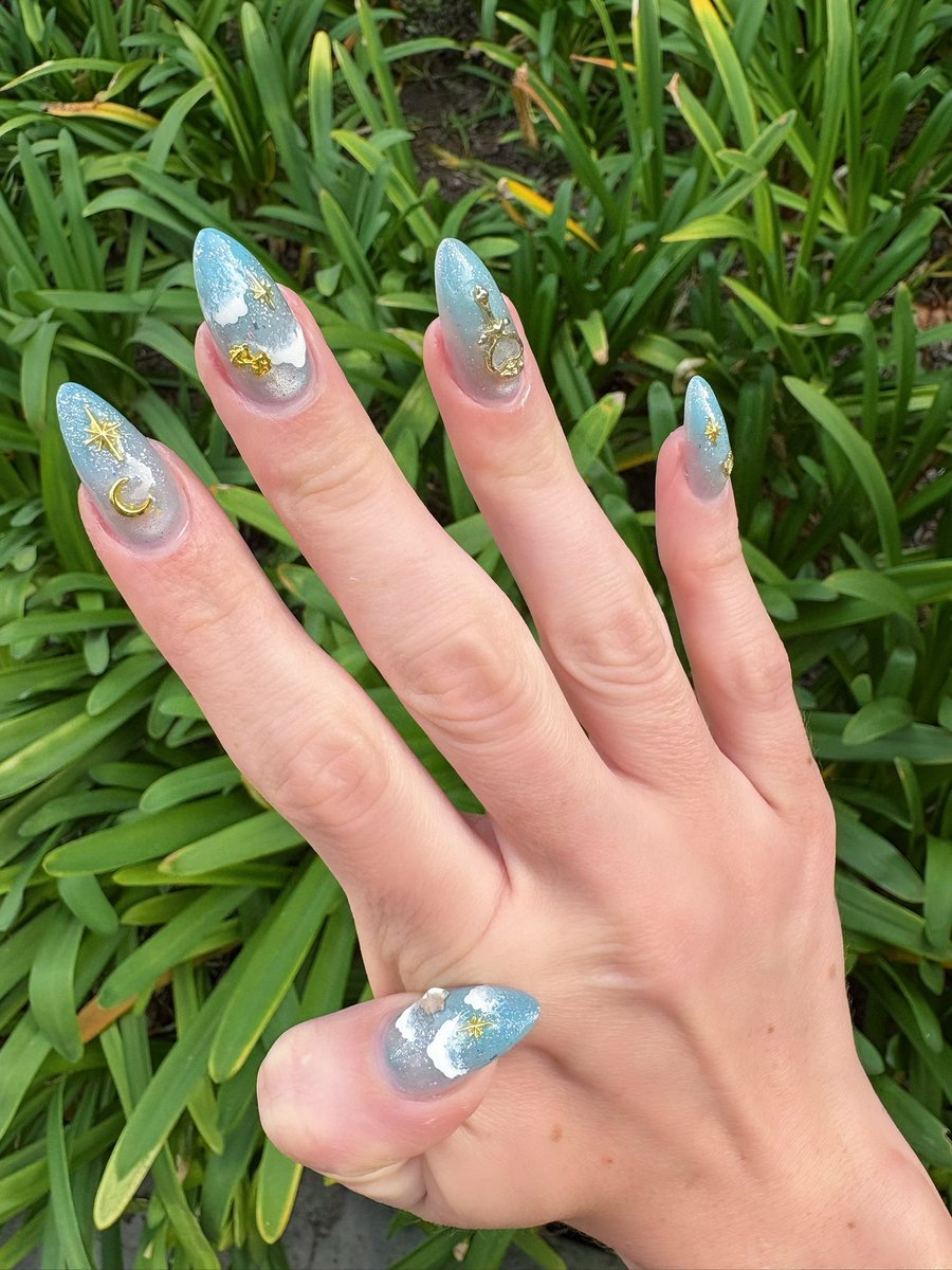 FeraLune's tweet image. Got my birthday nails done! ☁️🩵