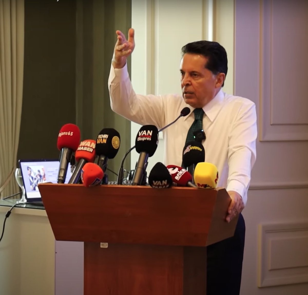 Prof.Ahmet Özer  <a href="/profdrahmetozer/">Ahmet Özer</a> hukuksuz bir tutuklama ile 1 yıl hapiste kaldı, tahliyesine sevindim. Şu da bir gerçek ki,Devlet Bahçeli olmasa tahliye edilmeyecekti. Maalesef bu da Türkiye’nin bir gerçeği

Ahmet Özer hocanın,Devlet Bahçeli’ye teşekkürünü yadırgamadım.