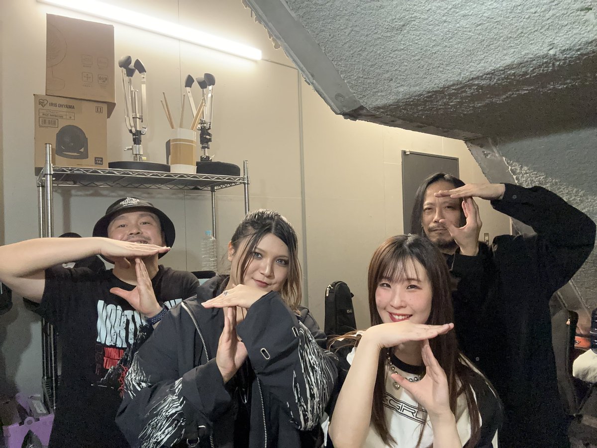 昨日はJuliaさん（<a href="/921dears/">JULIA🍐🍎</a>）のライブサポートに、梅ノゆりさん（<a href="/Yuri_umeno/">梅ノゆり</a>）、糀谷くん（<a href="/SUNLITRAINbass/">Kouji-Tani 糀谷拓也</a> ）と共に参加して来ました。同じメンバーで来月12/3も新宿HEISTでライブしますのでぜひぜひ！