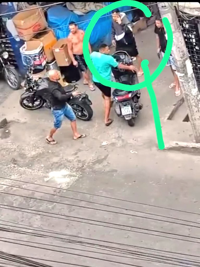 justice52993582's tweet photo. Esse é o miliciano Michael de rio das pedras ,de casaco cinza e preto quem tiver informação chama no PV https://t.co/2Pko2ziuoG
