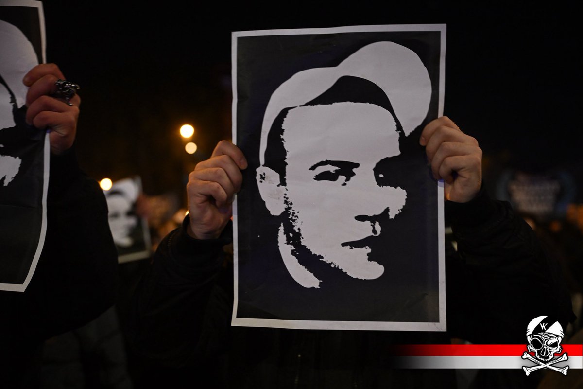 18 años después volvemos a salir a la calle.

Porque sigues en nuestra memoria.

CARLOS VIVE.