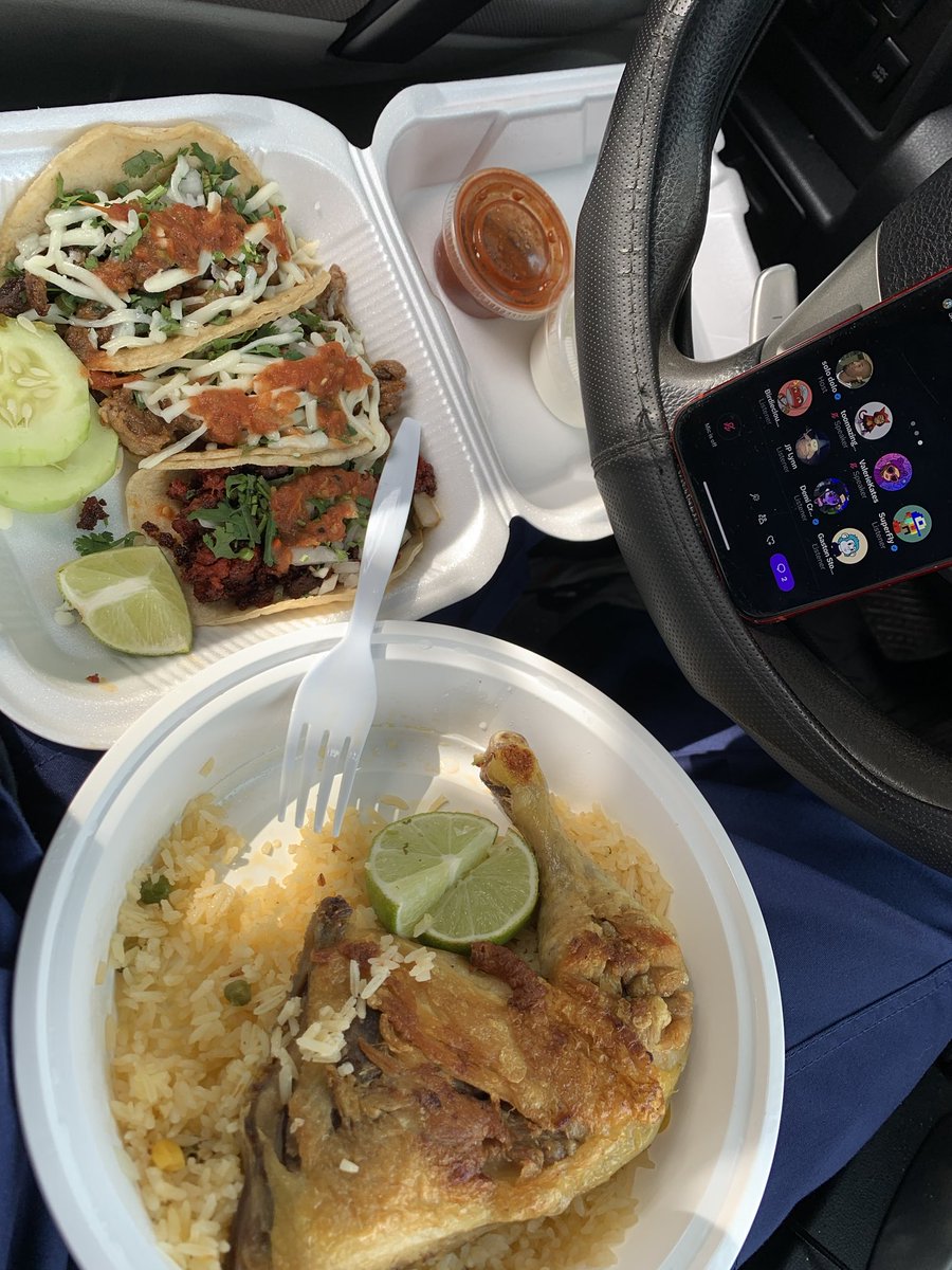 Lunch with the gang 
🌮🍗