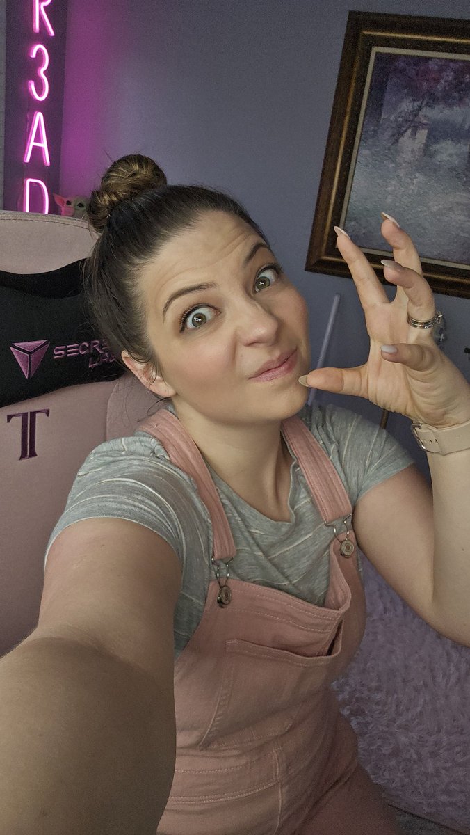 Rejected thumbnail for my video I just posted is here to tell you that I am LIVE on Twitch! #dota2 ranked and squirrel music tendencies 

Ttv/reinessa 💛