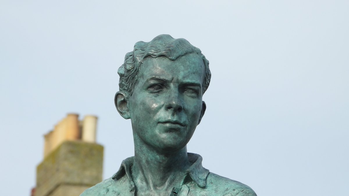 seuneke's tweet image. The Benjamin Britten statue at Lowestoft .
#BenjaminBritten
#Lowestoft
#Composers
@benbritten