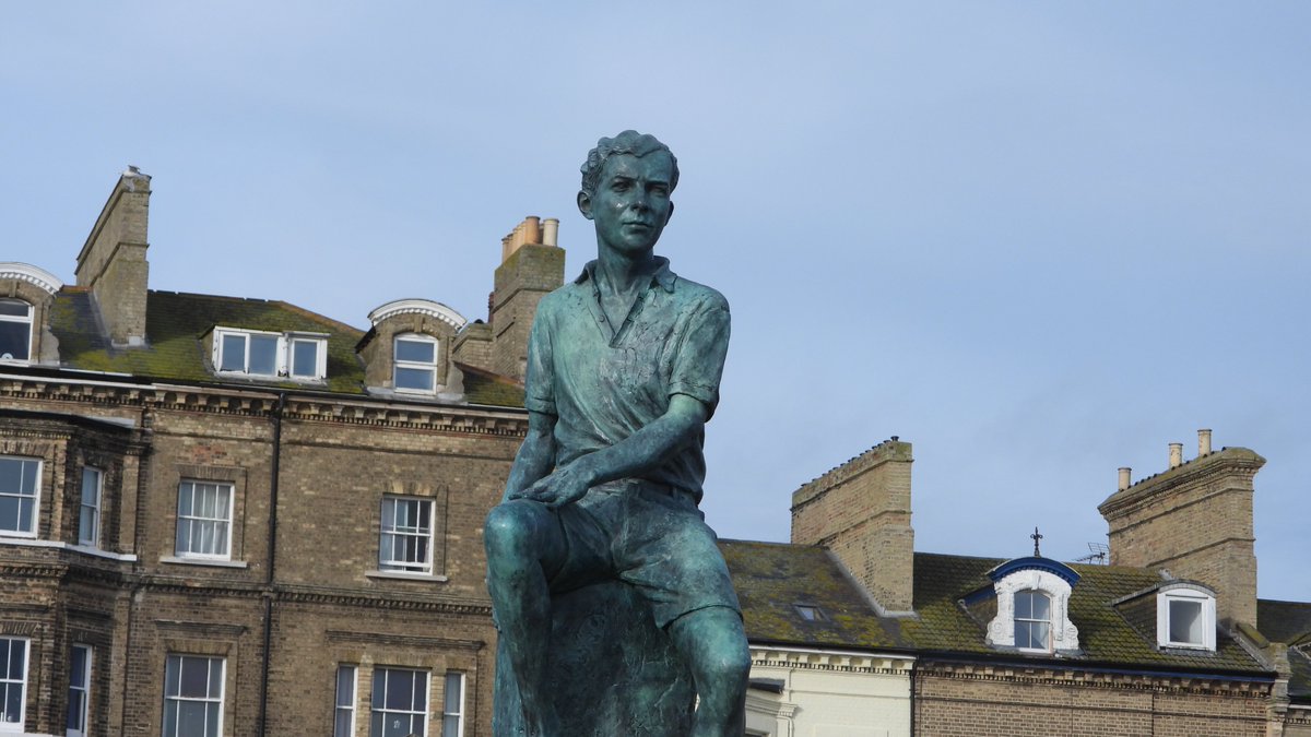 seuneke's tweet image. The Benjamin Britten statue at Lowestoft .
#BenjaminBritten
#Lowestoft
#Composers
@benbritten