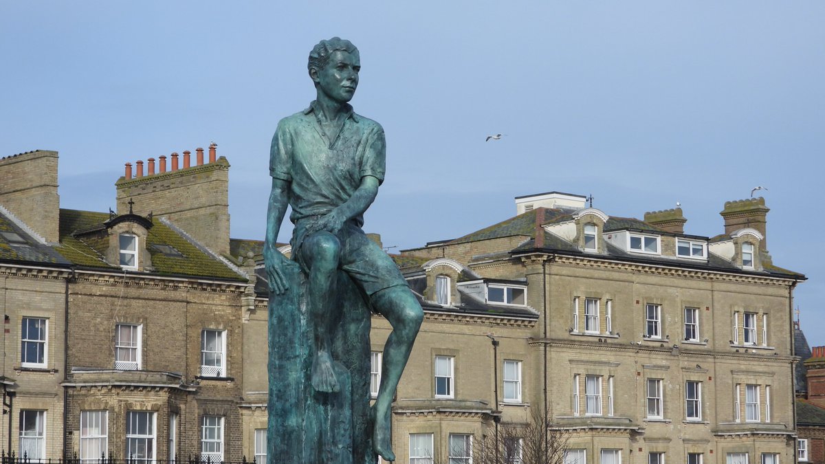 seuneke's tweet image. The Benjamin Britten statue at Lowestoft .
#BenjaminBritten
#Lowestoft
#Composers
@benbritten
