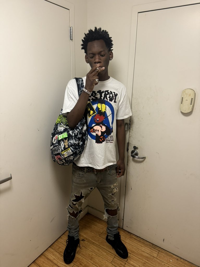 yuittonhoe's tweet photo. GOT CHANEL WIT DA C’S ON BOTH SIDES https://t.co/6t0nSMJbcM