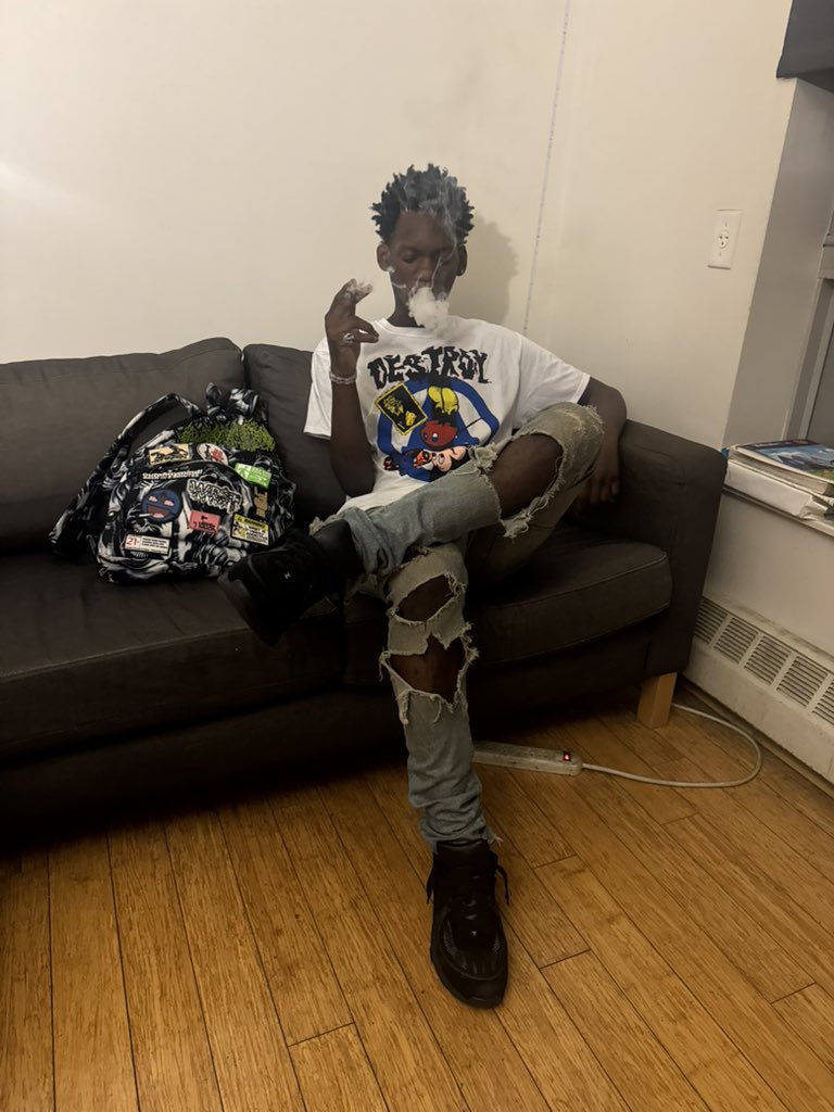 yuittonhoe's tweet photo. GOT CHANEL WIT DA C’S ON BOTH SIDES https://t.co/6t0nSMJbcM