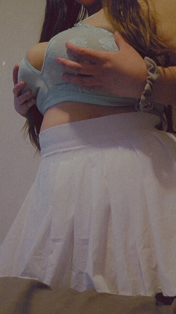 KushQueen222's tweet photo. Yay me, I got a new sub so now there are only 19/20 spots left. I'm also giving out 1 month OF sub to anyone who buys $5+ of content and may continue this up until Xmas. I can't wait to rebuild my fanbase, I sure do miss my weekly poll tasks 🤭🤤 https://t.co/I9bCLG81VT