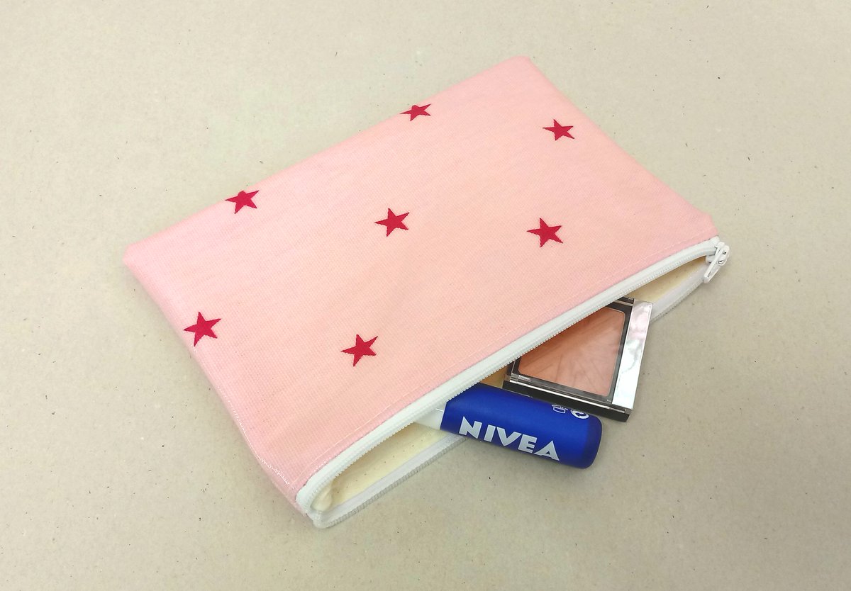 kernowclaire1's tweet image. A lovely make up bag, handmade in pink oilcloth with stars. A lovely gift idea.  Handmade in Cornwall, UK.  #giftforher #makeupbag #pink #stars #handmade #cosmeticbag #newonfolksy folksy.com/items/8579907-…