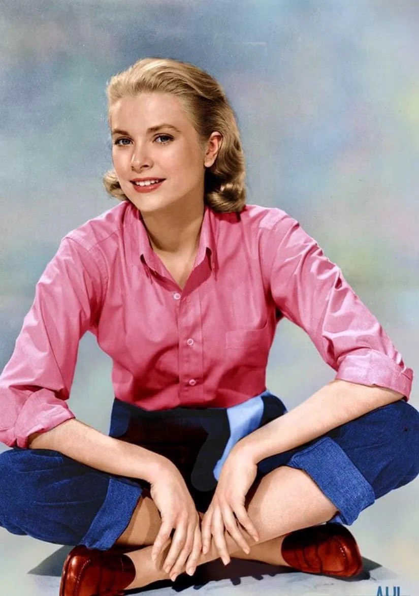 今日はグレース・ケリー誕生日。ゴージャスかつ気品の圧倒的美貌。まさにクール・ビューティーの頂点。｢裏窓｣｢泥棒成金｣でその中から漏れ出る色香を引き出したのはヒッチコック｡恋多き女性でもあった美人女優はその後本物の大公妃となり､さらに52歳の事故死によって伝説となるのでした｡