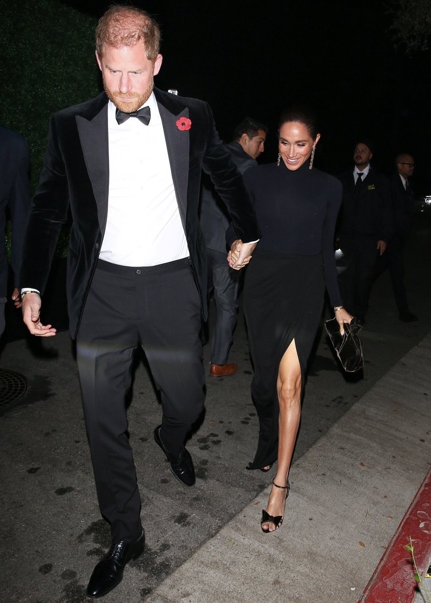 Duchess of Sussex, Meghan Markle wearing AQUAZZURA Black Tie Sandal 105, Bow Tie Clutch, and Love Link Earrings in Los Angeles.

#AQUAZZURA