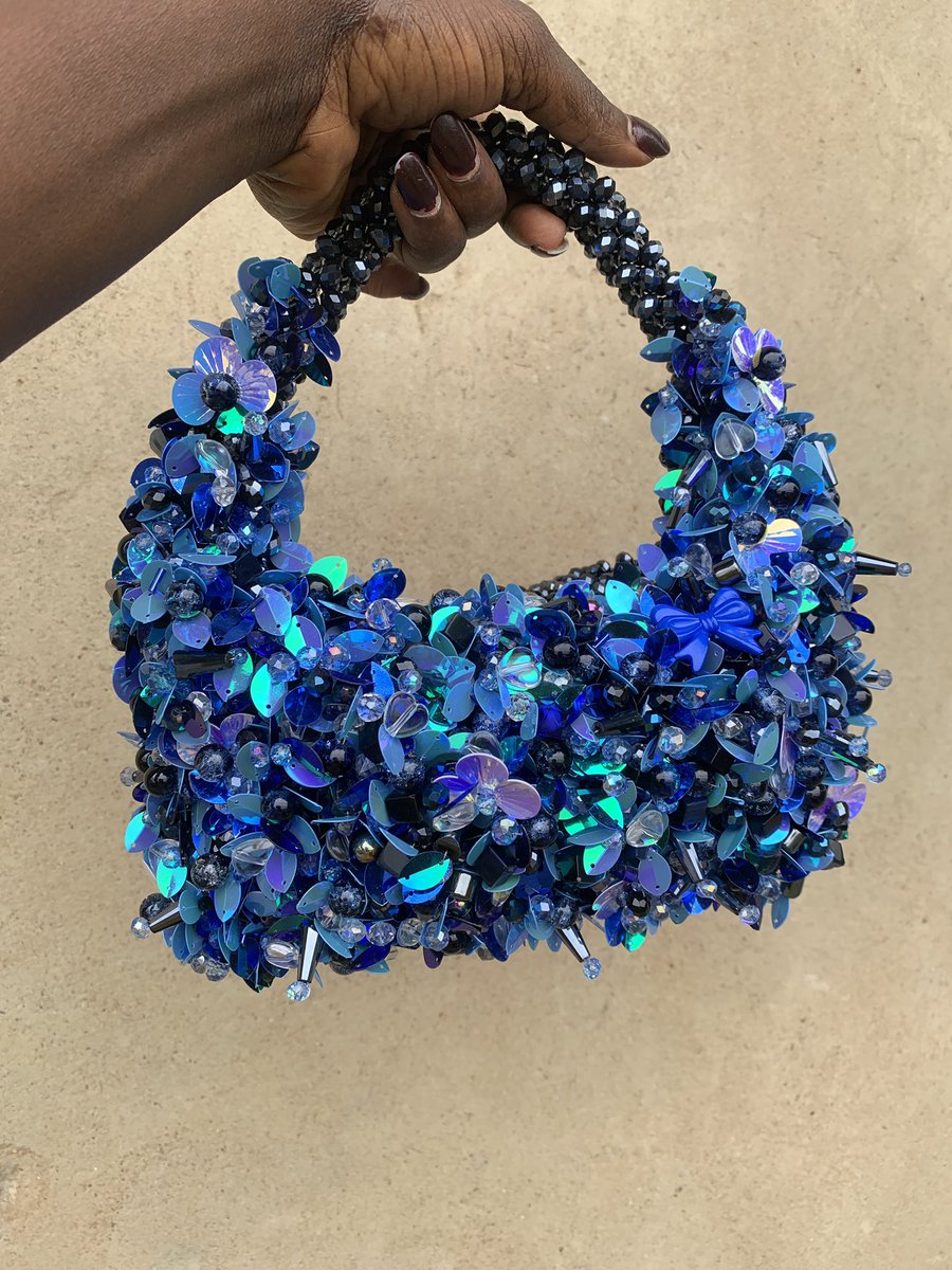 dr_olayideh's tweet image. Simple. Bold. Timeless. 
That’s #NeneBeadBags.
Style is in the details, and our beads never miss 🖤.

A quick reminder that I make beautiful beaded bags.
Christmas is coming 😍, get a gift for that woman behind your smile 😍

wa.me/2348067164635