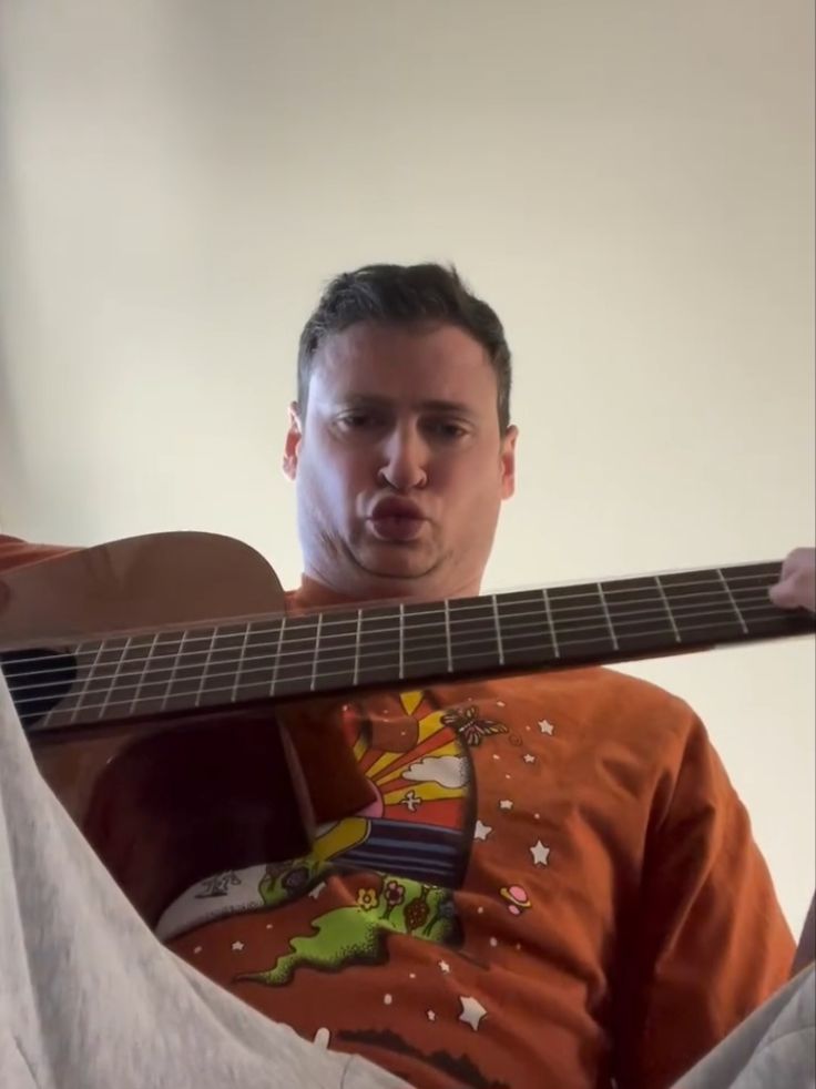 cshdoingstuff's tweet image. Andrew Katz playing guitar