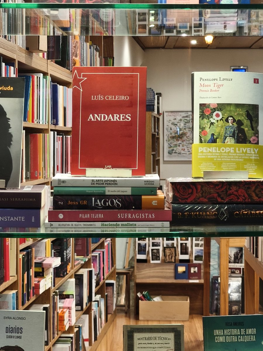 Grazas á libraría Couceiro de Santiago, por nos  ensinar ANDARES, un libro que xa está ao dispor dos lectores.