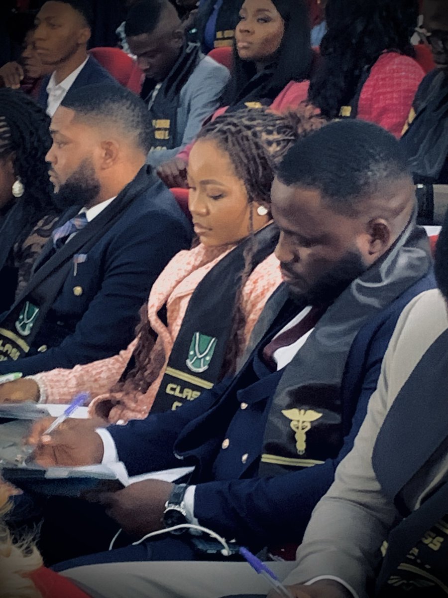 peace_eluu's tweet image. November the 5th of 2025
Was the day I took the oath,
The oath belonging to Hippocrates 
The one you swear to life; your life and others.
The one Hippocrates prepared for folks who like him, dare go bonkers.
🥂 8yrs spent, a lifetime to live.
#drvin #induction #grad #vencedors