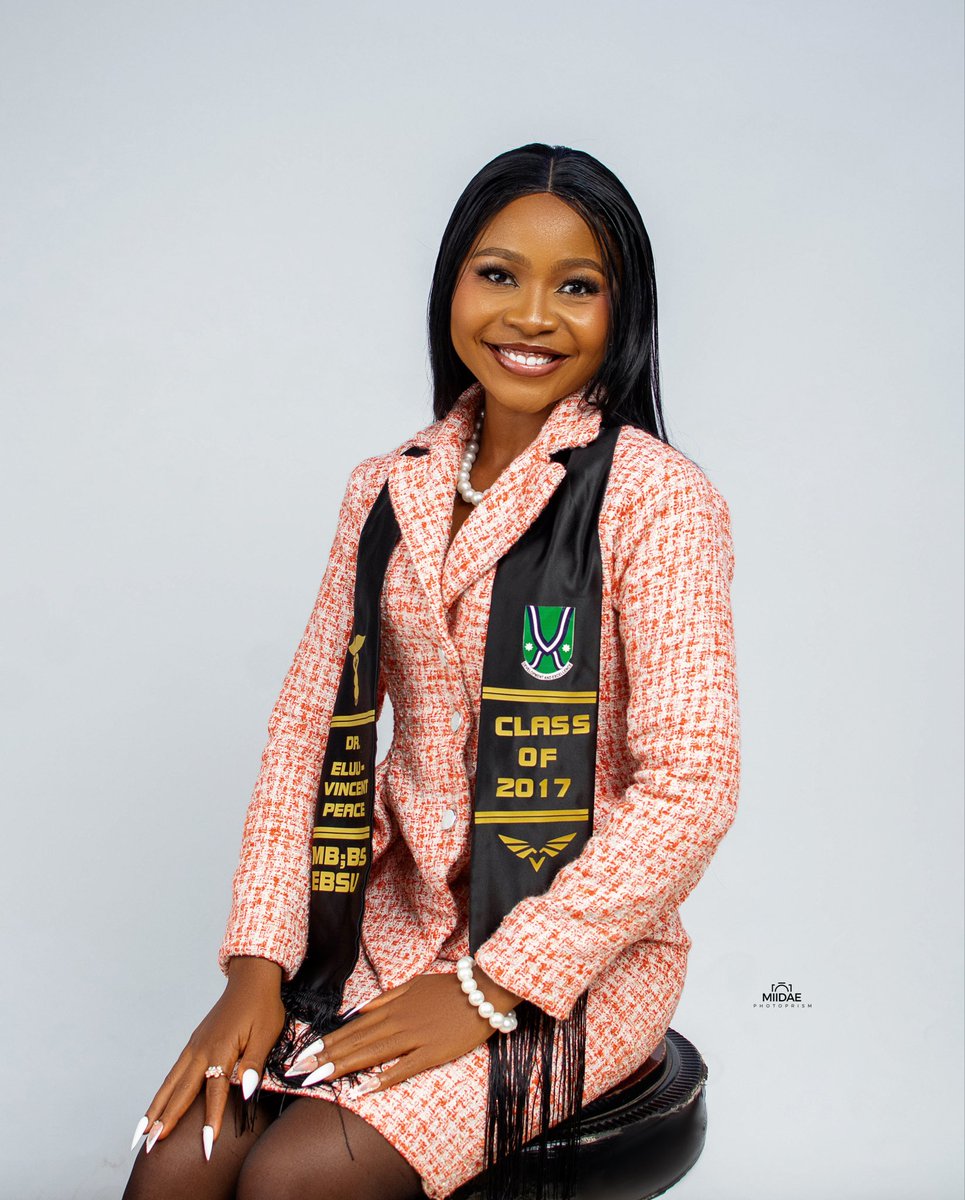 peace_eluu's tweet image. November the 5th of 2025
Was the day I took the oath,
The oath belonging to Hippocrates 
The one you swear to life; your life and others.
The one Hippocrates prepared for folks who like him, dare go bonkers.
🥂 8yrs spent, a lifetime to live.
#drvin #induction #grad #vencedors