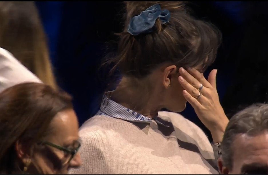 Lorenzo Musetti’s partner, Veronica, wiping away tears after his epic comeback against Alex de Minaur in Turin. 

Pregnant with their 2nd child… this match will be a great one to show their kids one day. 🇮🇹🥹