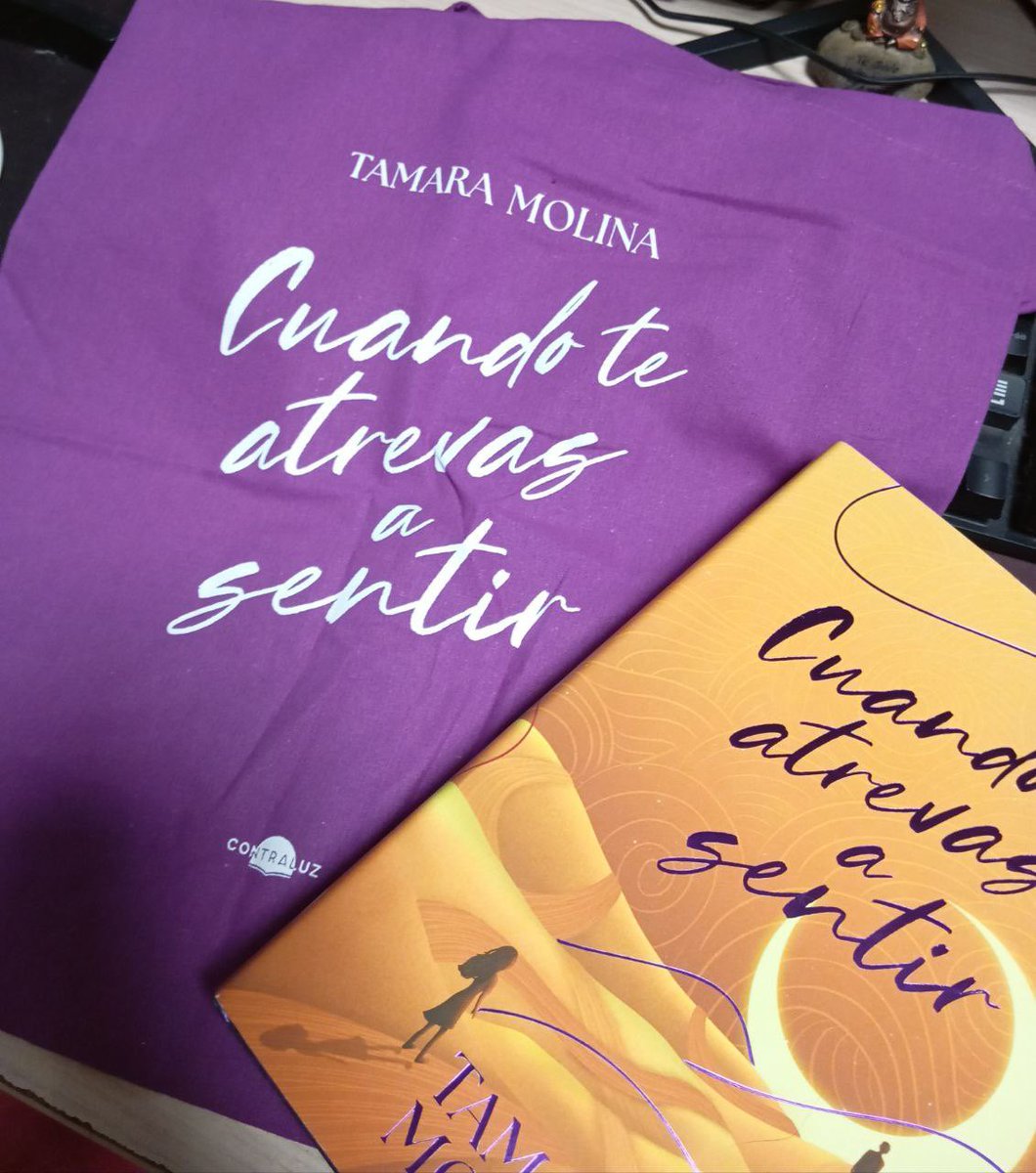 Tenía tantas ganas de tenerlo en mis manos 😍💜
Pd: la tote bag viene de regalo en <a href="/Fnac_ESP/">Fnac España</a>