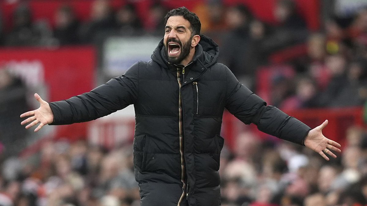 _FCPirate_'s tweet image. I praised manual defending at the start of the game… but now it feels pointless.
All I see is players sprinting back with one player and NEVER switching off.
Sometimes it’s easy to play around, but when people stack 2 CDMs + fullbacks on defend, it gets rough.🙄

What happened…