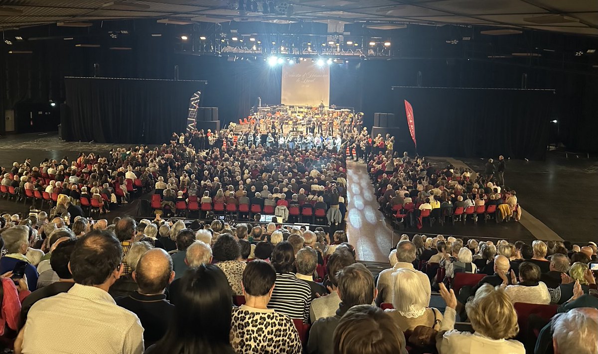 Une entrée en fanfare style siècle dernier… l’Orchestre d’harmonie de Laval a brillamment fêté ses 150 ans devant 1200 personnes ce 11 novembre. Une belle histoire égrenée en archives et en musique avec des touches d’humour et de beaux témoignages. 👏👏👏