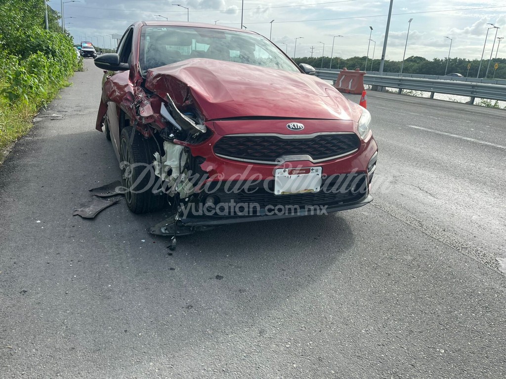 DiariodeYucatan's tweet image. 🚗 Fuerte choque en la entrada de Progreso 🚧

La tarde de este martes se registró un accidente en la entrada de #Progreso, luego de que un auto Kía rojo impactara por alcance a un March blanco que se dirigía hacia el puerto desde #Mérida.

El Kía era conducido por un hombre de…