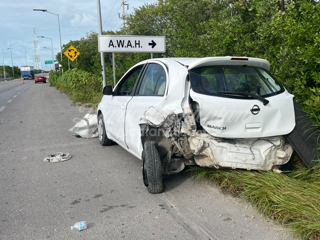 DiariodeYucatan's tweet image. 🚗 Fuerte choque en la entrada de Progreso 🚧

La tarde de este martes se registró un accidente en la entrada de #Progreso, luego de que un auto Kía rojo impactara por alcance a un March blanco que se dirigía hacia el puerto desde #Mérida.

El Kía era conducido por un hombre de…